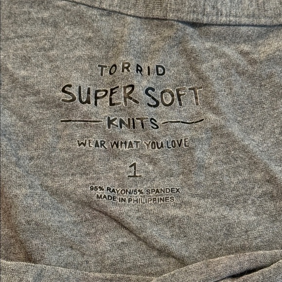 Torrid Gray Super Soft Knits Off Shoulder Skull & Roses Tee Size 1X - Picture 8 of 12